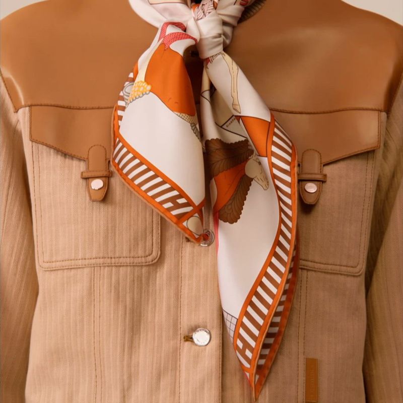 エルメス　カレ90 スカーフ 自由に ベージュ HERMES HERMES エルメス スカーフ カレ90 Cogeaux ベージュ ホワイト